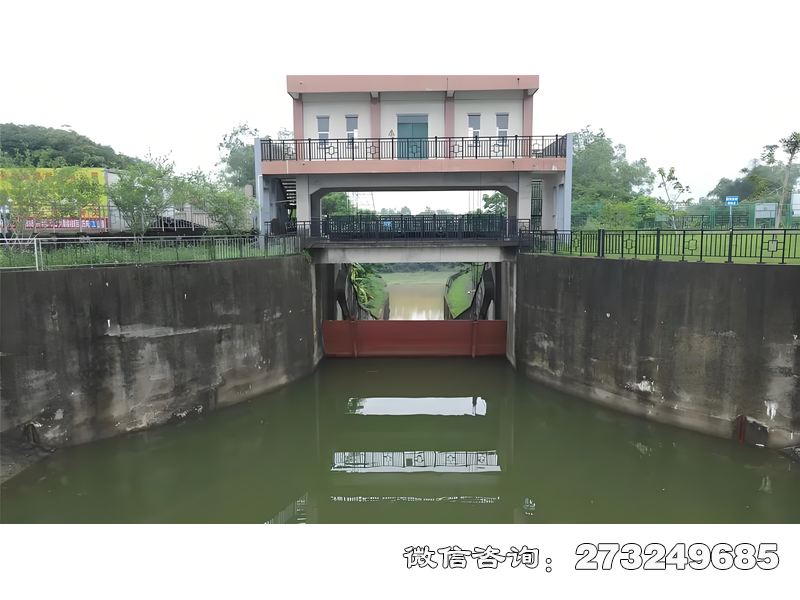 河道防洪闸是江河堤防的核心防洪设施，由水务局、防汛指挥部及河道管理处采用。通过自动化控制系统实现洪水调度，闸体采用高强度钢材制造，可抵御高水头压力。下游连接段设置长距离消能工，确保大流量泄洪安全。适用于蓄滞洪区分洪、河道洪水调控等场景，显著提升区域防洪能力。河道防洪闸价格电话微信联系厂家。
